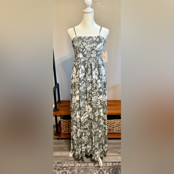 Eden & Olivia Dresses & Skirts - Eden & Olivia Tropical Floral Maxi Dress Sage and White Women’s Size Large